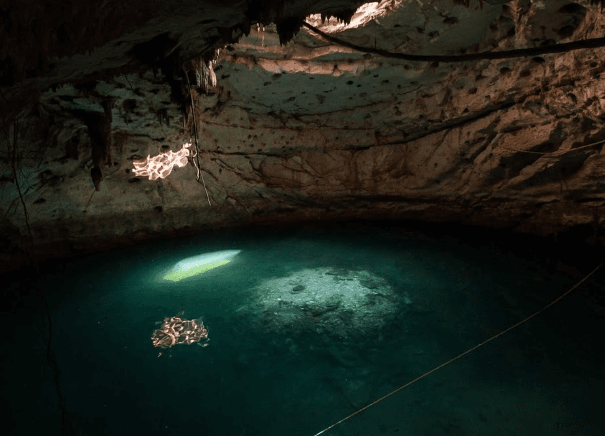 Cenote Hool Kosom: Joya de Luz e Inversion en Yucatan