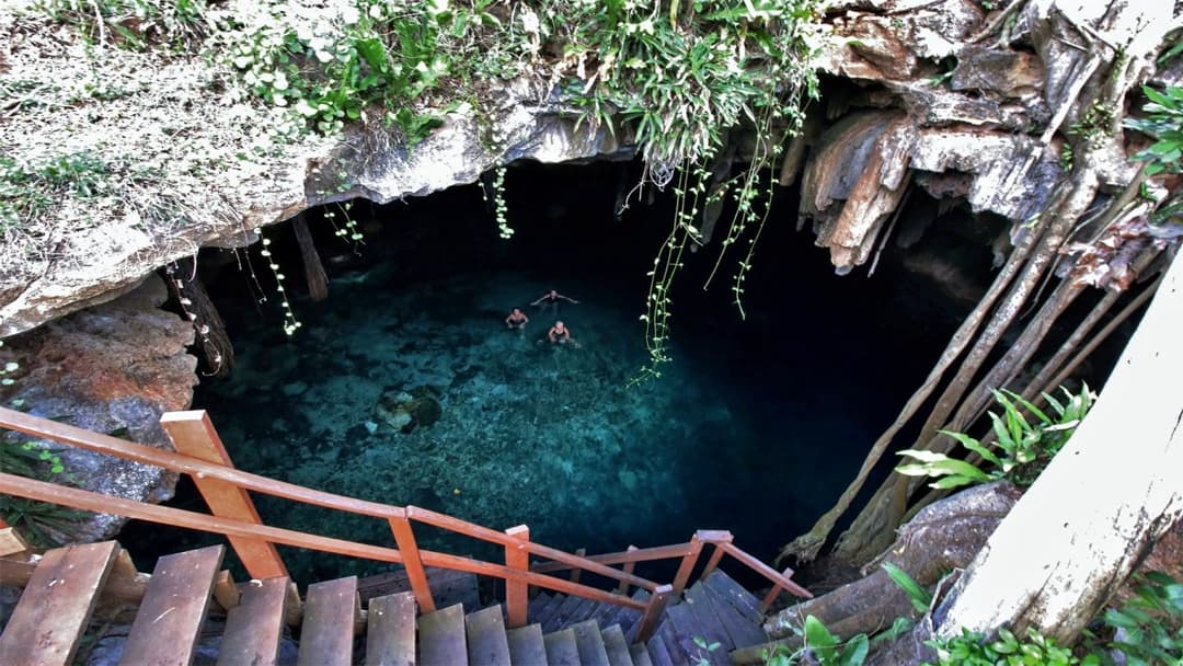Cenote Kankirixché: Magia Natural e Inversión en Yucatán