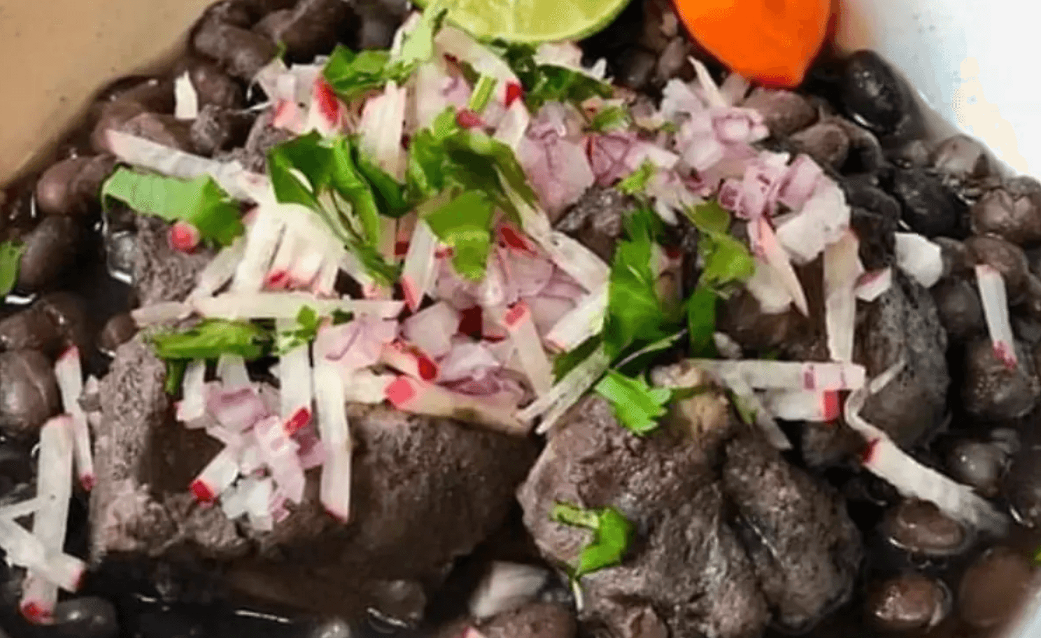Frijol con Puerco el platillo tradicional de los lunes en Yucatan