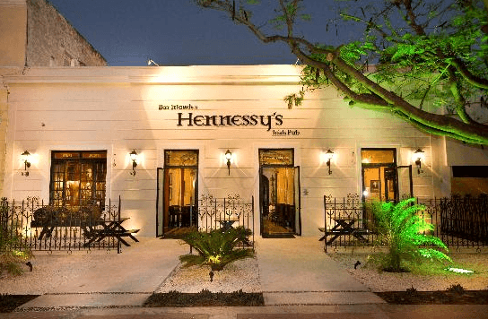 Hennessy’s Irish Pub: Vive e Invierte en el Corazon de Merida